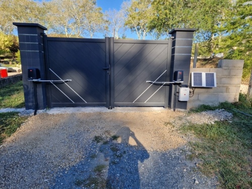 Portail battant avec moteur BFT Virgo solaire Miroiterie Aluminium Delmas sur la commune d'Albi